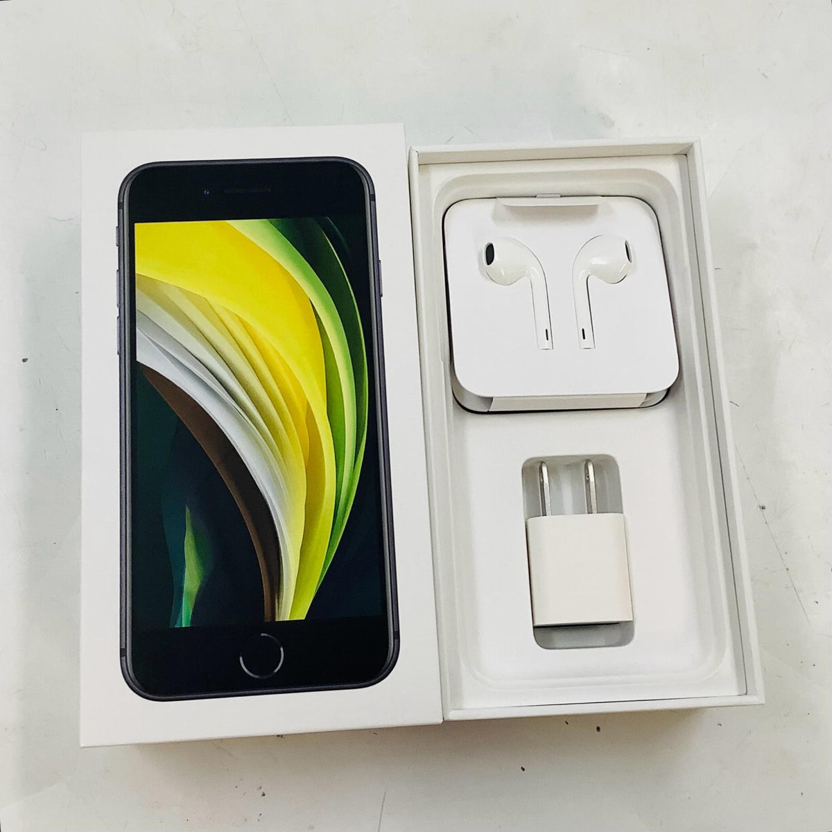 【全額返金保証】【最速発送】Apple iPhone iPhone SE（第2世代） 128GB ブラック au 白ロム 美品 動作確認済 83%
