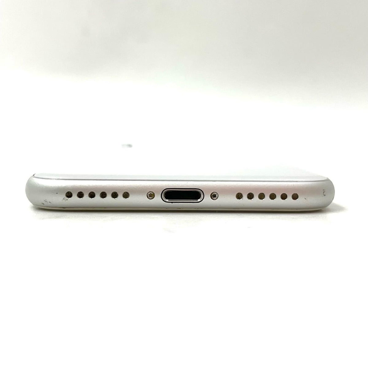 【全額返金保証】【最速発送】Apple iPhone iPhone 8 64GB シルバー au 白ロム 動作確認済 79%