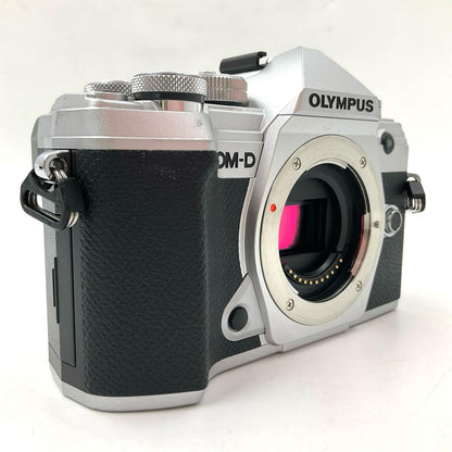 【全額返金保証】【最速発送】OLYMPUS デジタル一眼 OM-D E-M5 Mark III ボディ シルバー 美品 動作確認済