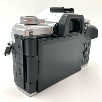 【全額返金保証】【最速発送】OLYMPUS デジタル一眼 OM-D E-M5 Mark III ボディ シルバー 美品 動作確認済