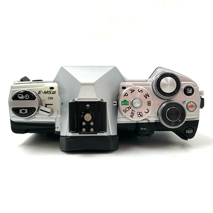 【全額返金保証】【最速発送】OLYMPUS デジタル一眼 OM-D E-M5 Mark III ボディ シルバー 美品 動作確認済