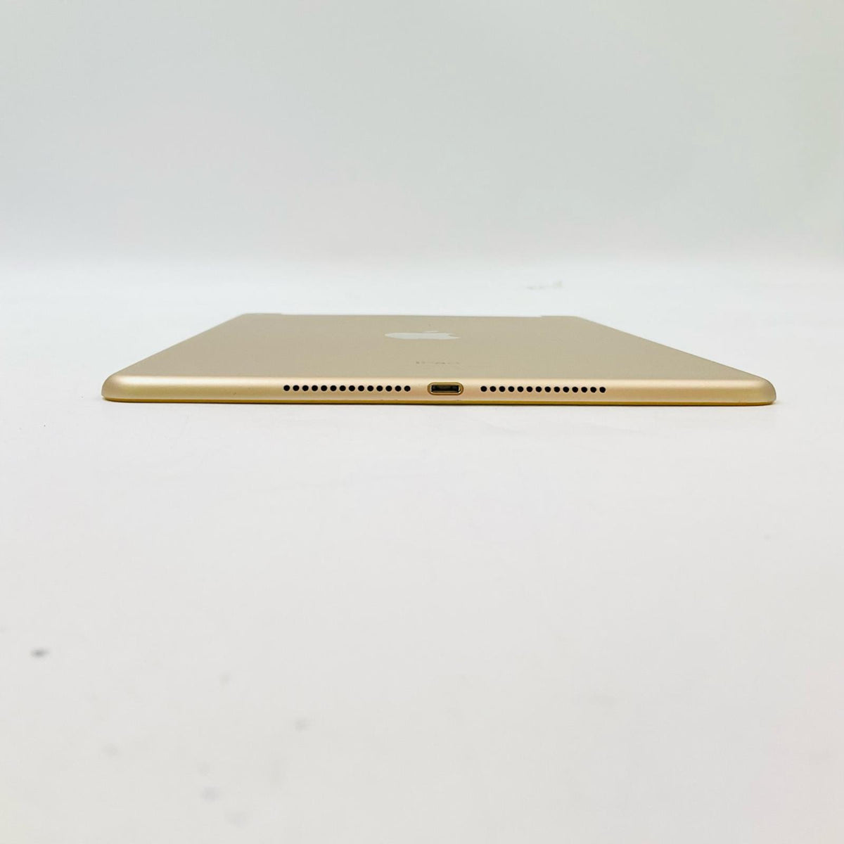 【最速発送】Apple iPad Air 9.7インチ 第2世代 16GB ゴールド WiFi+Cellular docomo 白ロム【難有】