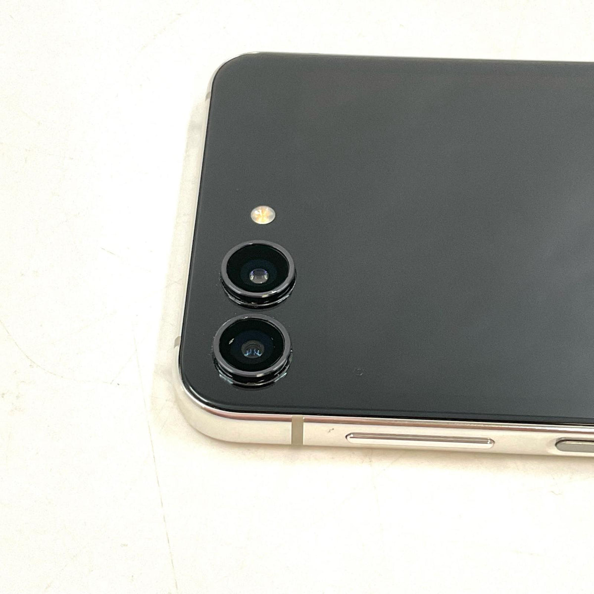 【全額返金保証】【最速発送】SAMSUNG Galaxy Z Flip 5 256GB Cream au SCG23 白ロム 動作確認済